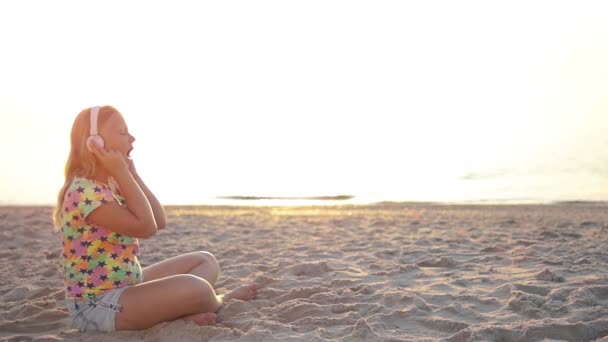 Leeg Zandstrand Bij Zonsopkomst Zonsondergang Het Meisje Zit Het Zand — Stockvideo