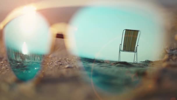 Occhiali Sole Specchiati Trovano Una Spiaggia Sabbia Vuota Nel Riflesso — Video Stock