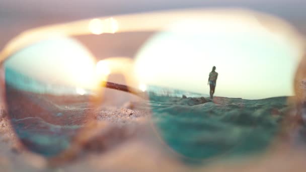 Een Meisje Loopt Bij Zonsondergang Een Leeg Zandstrand Uitzicht Reflectie — Stockvideo