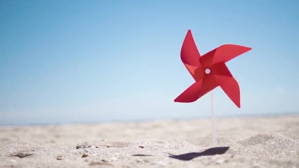 Červený Větrný Mlýn Prázdné Písečné Pláži Dobrý Den Slunečné Počasí — Stock video
