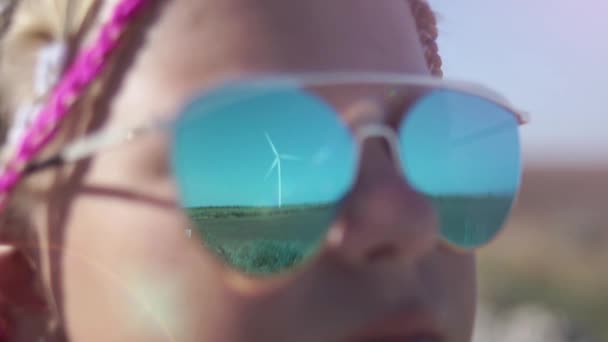Девушка Розовыми Африканскими Косичками Зеркальных Солнцезащитных Очках Крупным Планом Солнечные — стоковое видео