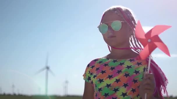 Energía Verde Una Chica Gafas Sol Con Molino Viento Juguete — Vídeo de stock