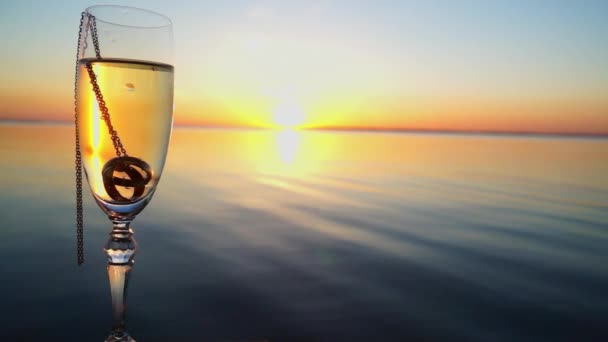 Sunset Sunrise Seashore Windless Weather Wedding Rings Gold Chain Champagne — Stock Video