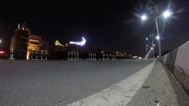 Zaman Aşımı Gece Şehri Arabalar Yol Boyunca Sürüyorlar Alt Kattan — Stok video