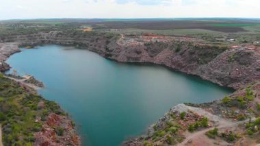 Ukrayna. Su basmış granit ocağı. Drone. Hava görüntüsü. Kamera ileri gidiyor.