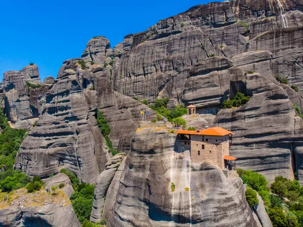 塞萨利的历史区域 陨石的岩石 东正教修道院的建筑群 一个受欢迎的朝圣和旅游的地方 无人机 空中景观 — 图库照片
