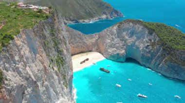 Yunanistan. Zakynthos Adası. İyon Denizi kıyısında. Navagio plajı (gemi enkazı plajı). Popüler turist mekanı. Drone. Hava görüntüsü. Kamera ileri gidiyor.