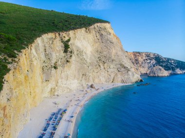 Yunanistan. Lefkas adası. İyon Denizi kıyısında. Porto Katsiki plajı. Popüler turist mekanı. Drone. Hava görünümü