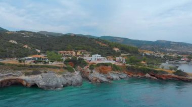 Yunanistan. Lefkada adası. İyon Denizi kıyısında. Popüler turist mekanı. Drone. Hava görüntüsü. Kamera ileri gidiyor.