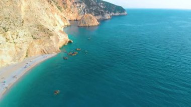 Yunanistan. Lefkada adası. İyon Denizi kıyısında. Porto Katsiki plajı. Popüler turist mekanı. Drone. Hava görüntüsü. Kamera ileri gidiyor.