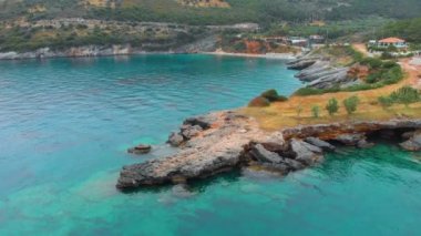 Yunanistan. Lefkada adası. İyon Denizi kıyısında. Popüler turist mekanı. Drone. Hava görüntüsü. Kamera yukarı hareket ediyor.