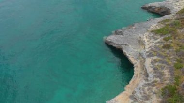 Yunanistan. Lefkada adası. İyon Denizi kıyısında. Popüler turist mekanı. Drone. Hava görüntüsü. Kamera ileri gidiyor.