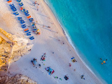 Yunanistan. Lefkas adası. İyon Denizi kıyısında. Porto Katsiki plajı. Popüler turist mekanı. Drone. Hava görünümü