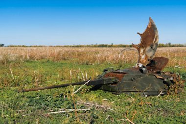 Ukrayna 'da savaş. 2022 Rus istilası Ukrayna. Kırsal kesimde. Savaştan sonra. Yok edilmiş bir savaş aracının makineli tüfeğiyle bir kule tarlada yatıyor.