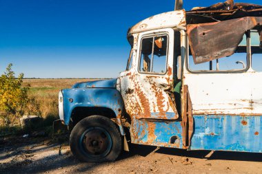 Ukrayna 'da savaş. 2022 Rus istilası Ukrayna. Kırsal kesimde. Bombardımandan sonra otobüs hasar gördü. Sivil halkın terörü. savaş suçu