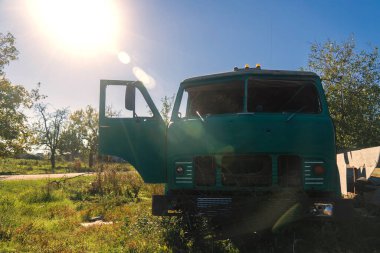 Ukrayna 'da savaş. 2022 Rus istilası Ukrayna. Kırsal kesimde. Bombalamadan sonra hasar görmüş bir kamyon. Sivil halkın terörü. Savaş suçu