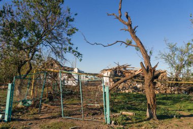 Ukrayna 'da savaş. 2022 Rus istilası Ukrayna. Kırsal kesimde. Savaştan sonra evi yıktılar. Sivil halkın terörü. savaş suçu