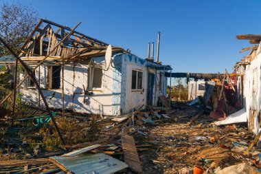 Ukrayna 'da savaş. 2022 Rus istilası Ukrayna. Kırsal kesimde. Savaştan sonra evi yıktılar. Sivil halkın terörü. savaş suçu