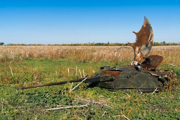 Война на Украине. 2022 Русское вторжение на Украину. Сельской местности. После битвы. Башня с пулеметом разрушенной боевой машины лежит в поле