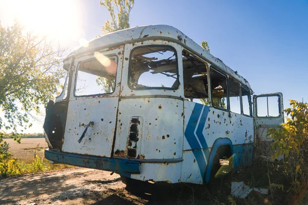 Guerra Ucrania 2022 Invasión Rusa Ucrania Campo Autobús Dañado Después — Foto de Stock