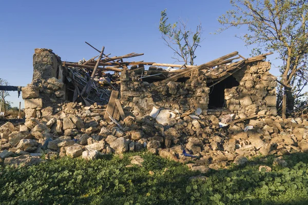 Ukrayna 'da savaş. 2022 Rus istilası Ukrayna. Kırsal kesimde. Savaştan sonra evi yıktılar. Sivil halkın terörü. savaş suçu