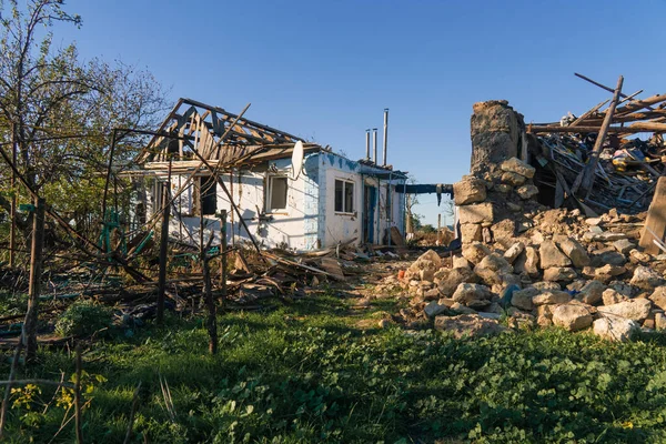 Ukrayna 'da savaş. 2022 Rus istilası Ukrayna. Kırsal kesimde. Savaştan sonra evi yıktılar. Sivil halkın terörü. savaş suçu