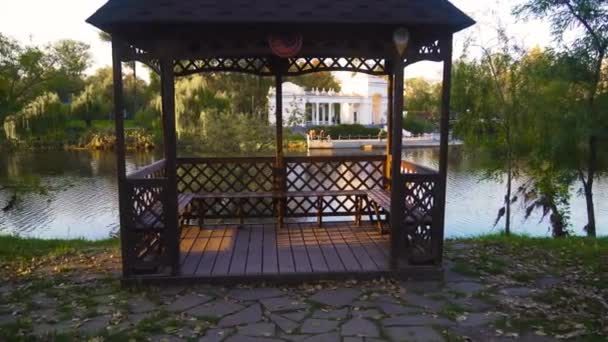 乌克兰 城市公园 加泽博在湖上放松 摄像机从左移到右移 — 图库视频影像