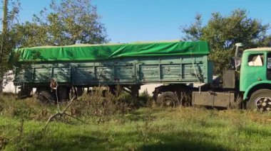 Ukrayna 'da savaş. 2022 Rus istilası Ukrayna. Sivil halkın terörü. Savaş suçu. Kırsal kesimde. Bombalamadan sonra hasar görmüş bir kamyon. Panorama. Kamera soldan sağa hareket ediyor.