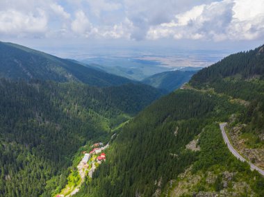 Romanya. Fagaras sıradağları. Dağ otoyolu Transfagarash. Dünyanın en güzel yollarından biri. Popüler turist rotası. Drone. Hava görünümü