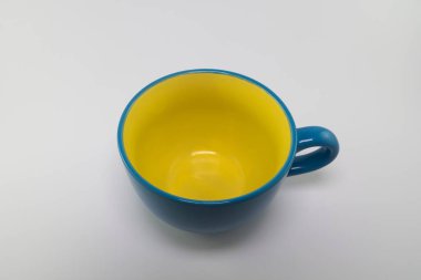 Beyaz arkaplanda boş sarı ve mavi bardak var. Yakın plan. Ukrayna 'nın devlet sembolleri. Ukrayna 'nın yanında dur