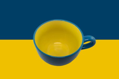 Ukrayna bayrağının arka planında boş sarı ve mavi bardak. Yakın plan. Ukrayna 'nın devlet sembolleri. Ukrayna 'nın yanında dur