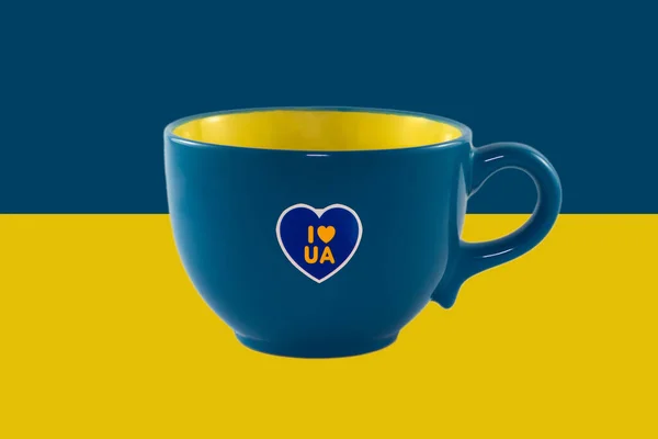 在乌克兰国旗的背景上 空的装饰用黄色和蓝色的杯子 杯子上有乌克兰的国家符号 与乌克兰站在一起 — 图库照片