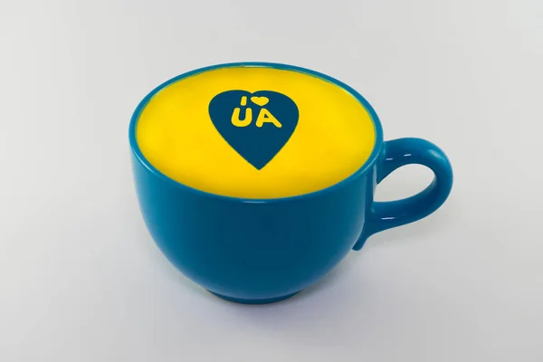 空的装饰黄色和蓝色的杯子隔离在白色的背景 杯子上有乌克兰的国家符号 乌克兰国旗 与乌克兰站在一起 — 图库照片