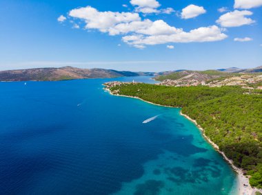 Hırvatistan. Yaz. Turizm sezonu. Güneşli bir gün. Adriyatik Denizi kıyısında. Drone. Hava görünümü