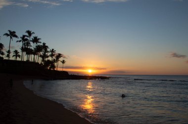 Plajdan gün batımı, Lahaina, Maui, selam.