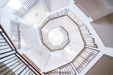 tarihi bir binada sarmal merdiven mimari eleman