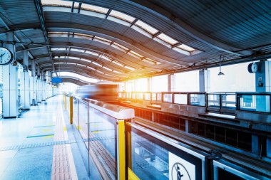 bir metro treninin bir Londra metro istasyonunda gelen hareket.