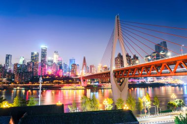 Cityscape ve Chongqing su gece yakınındaki şehir manzarası