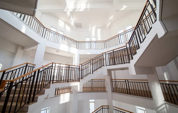 나선형 계단에 역사적인 건물의 — 스톡 사진