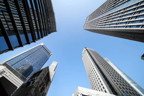 Baixo Ângulo Tiro Edifícios Modernos Cidade Vidro Com Fundo Céu — Fotografia de Stock