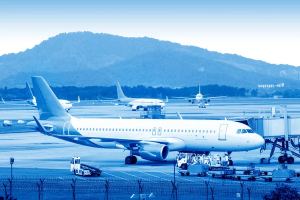 Luchthaven Met Veel Vliegtuigen Bij Prachtige Zonsondergang — Stockfoto