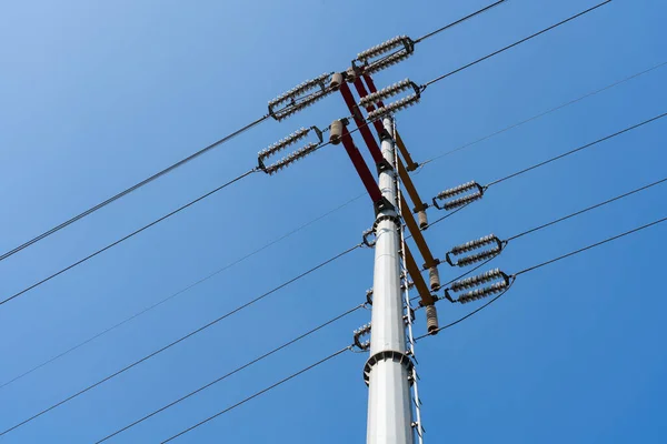 Telegrafenmast Mit Kabeln Gegen Bewölkten Himmel — Stockfoto