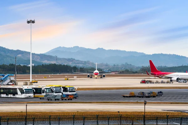 Luchthaven Met Veel Vliegtuigen Bij Prachtige Zonsondergang Rechtenvrije Stockafbeeldingen