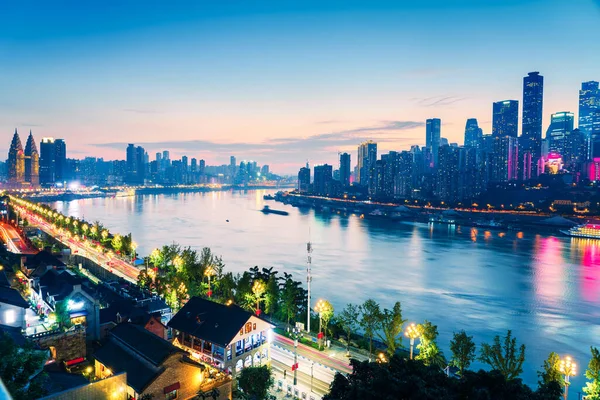 Cityscape Dan Skyline Pusat Kota Dekat Air Chongqing Malam Hari Stok Gambar Bebas Royalti