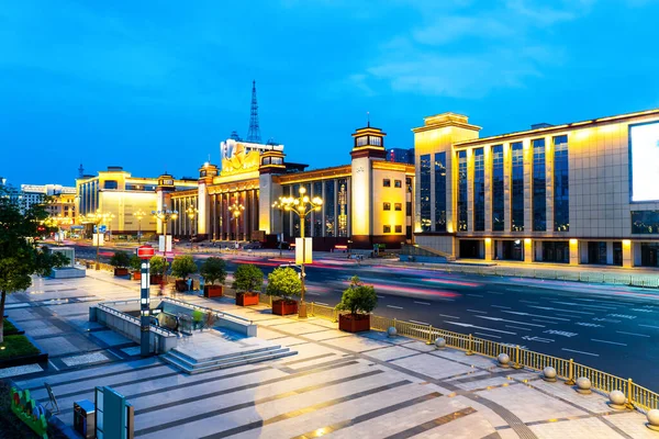 Geceleri asfalt yol şehre çıkıyor.