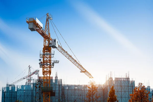 Vinç kaldırma Beton karıştırıcı kap mavi gökyüzü