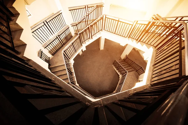 타워의 회전식 계단을 내려가라 — 스톡 사진