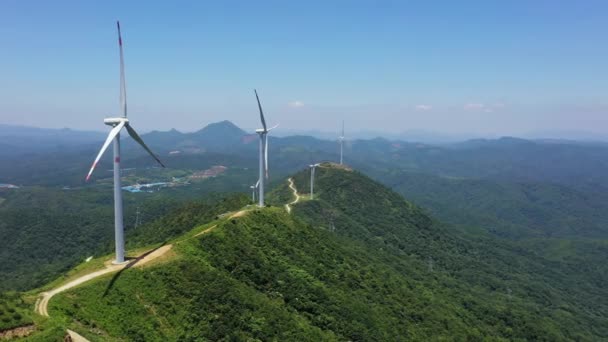 高原の美しい曇りの空にエネルギー生産のための強力な風力タービンファームの空中ビュー 風力発電機は 持続可能な開発のためにクリーンな再生可能エネルギーを生み出す 4K映像 — ストック動画