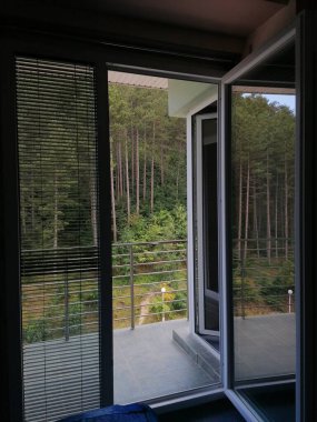 Otel odasından sakin bir manzara..