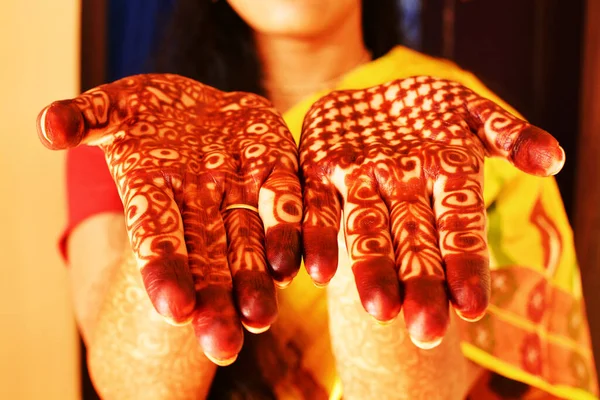 Hennè Dipinto Mehendi Sulle Mani Una Sposa Bengalese Con Saree — Foto Stock